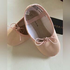 New Danskin ballet shoes/ slippers young girls size 11 pink